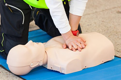 Cpr-training-with-dummy-912274-500px-e1682315772112.jpg